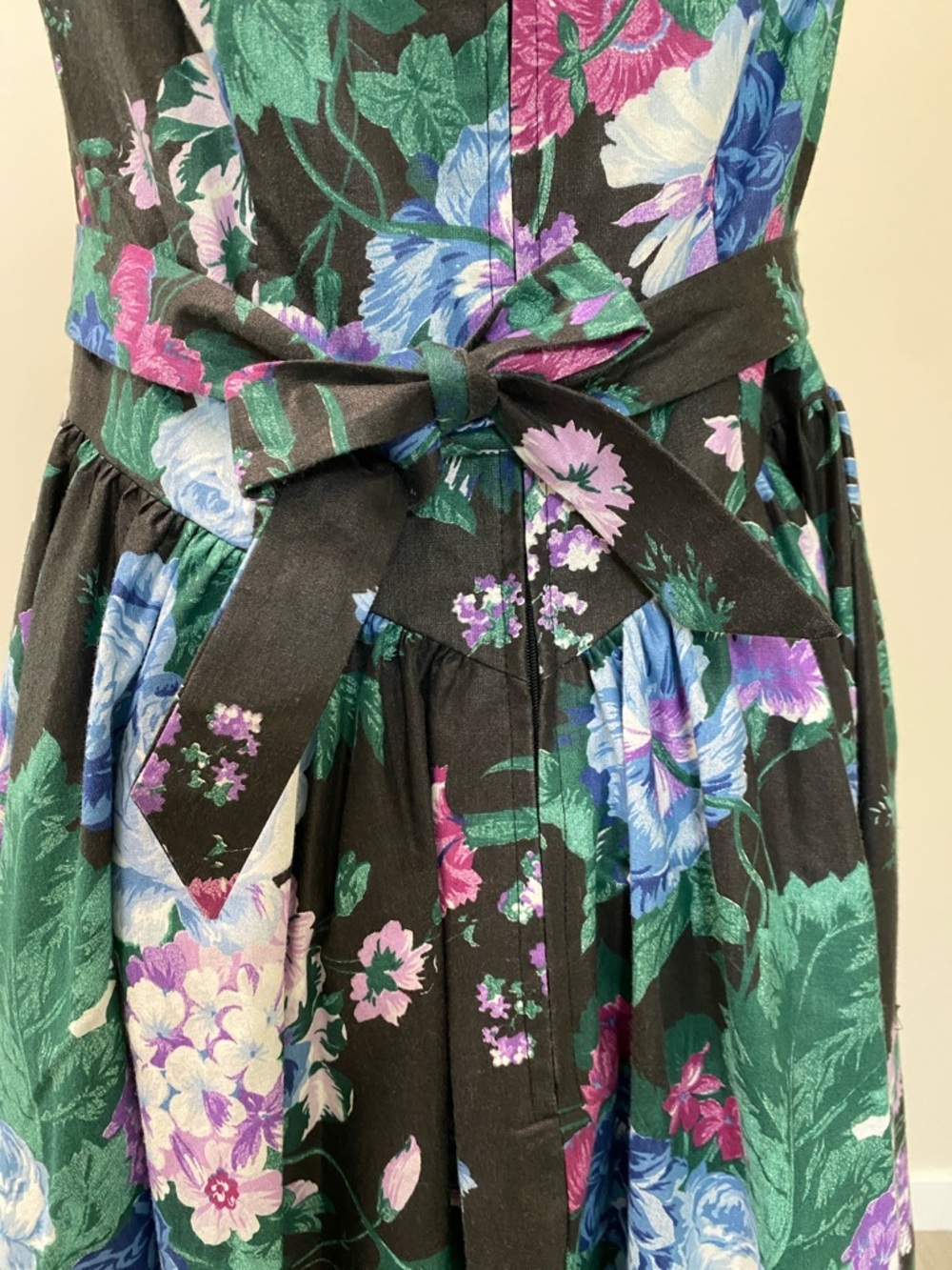 Vintage Expo Black Floral Off-Shoulder Dress with Puffed Sleeves - Picture 7 of 15